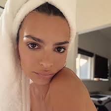 Emily ratajkowski poses for oyster magazine's latest issue model and social media star emily ratajkowski stars in issue #109 of oyster magazine. Best Celebrity Makeup Free Selfies Of 2019 Beauty Crew