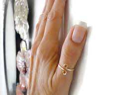 La bague de fiancaille pour femme fait partie d'une tradition qui se perpétue dans tous les pays du monde, tous les milieux sociaux, toutes les religions. Bague De Pouce Remplie Dor 14k Pour Les Femmes Cadeaux De Etsy