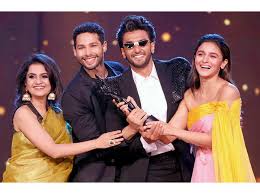 Filmfare Awards 2020 65th Filmfare Awards Gully Boy Wins Biggest Honour Of The Night Ranveer Alia Bag Best Actor And Actress The Economic Times Aamir, alia win best actor award for dangal.
