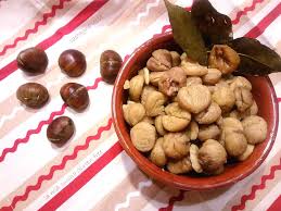 Per castagne si intendono i frutti eduli prodotti da alberi e arbusti decidui, appartenenti alla famiglia delle fagaceae e al genere castanea. Castagne Lesse O Bollite Piatti Della Tradizione Contadina Ricette Dolci