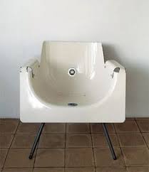 Wie die badewanne immer mehr zu einem entspannungsort geworden ist, an dem man sich nach einem harten arbeitstag erholen kann, wird das bad immer seltener als ein pragmatischer ort, sondern eher. 12 Badewannen Couch Ideen Badewanne Ideen Alte Badewanne Wanne