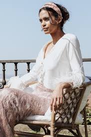 Termino la semana con un nuevo total look lowcost muy versátil, ya que. Blusa De Fiesta Blanca Con Escote En Pico Manga Larga Y Plumas En