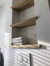 planken boven wc in eikenhout gemaakt op maat door maek meubels www maekmeubels nl shelves above toilet shelves bathroom interior
