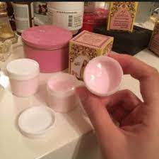 Arap kızı kremi, sivilceler tedavisi için kullanılır ve ciltteki kılcal damarları uyarmakta ve kan dolaşımını hızlandırarak cildin kendini yenilemesini sağlamaktadır. Arap Kizi Kremi Nasil Bir Seydir Fiyati Nedir Kullananlar Ne Diyor Kombin Kadin