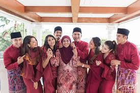 Malaysia, naza, datuk wira, nadia, faisal tan sri, 1 may 2008, nasarudin, companies, chairman, tutti, executive izham hakimi hamdi (tengah) bersama nur diana sm nasimuddin (kanan) berbual dengan pekerja o'my buns! The Nasimuddin Family Raya Portraits Malaysia Wedding Photographer And Videographer Stories My
