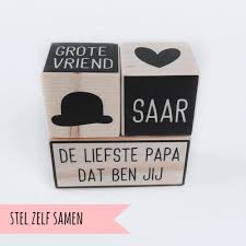 Wij beloven dat desondanks je een beetje laat bent met bestellen (het is je vergeven hoor!) we je cadeau voor je vader snel zullen opsturen. Origineel Vaderdagcadeau Gepersonaliseerde Houten Blokken
