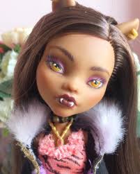 Hi everyone! I purchased this Clawdeen Wolf doll a few years ago from an  artist who makes ooak dolls. Unfortunately, after washing her hair with hot  water to straighten it further, a