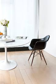 Eero Saarinen Round Tulip Dining Table In Marble Replica Decoracao De Casa Eames Cadeira Saarinen