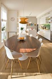 Furniturer kitchen dining table oval dining table modern wooden table in white. Oval Eero Saarinen S Iconic Modern Oval Dining Table This Stunning Design Is Made In Either Table Salle A Manger Table A Manger Moderne Salle A Manger Moderne
