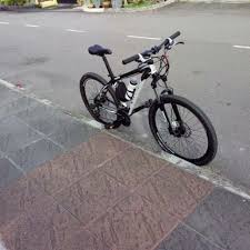Kalau tengok gambar macam ade…basikal ni digerakkan macam sampan.kayuh tangan …dipercayai dia punya speed boleh capai 14 batu sejam …lebih kurang 22 km sejam. Basikal Speed Gear Sports Bicycles On Carousell