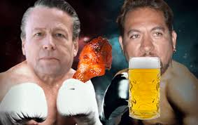 Alfredo Adame y Carlos Trejo preparándose para la pelea con buenas alitas y  cerveza... Aquí en #HAKÜNA 😁