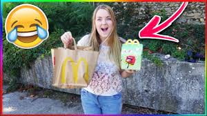 Ma Copine De 5 Ans Mange Un Happy Meal Mcdonald S Youtube