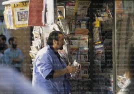 Non vado dal barbiere neanche io. Foto Di Scena Del Film Il Barbiere Di Rio Con Diego Abatantuono Matteo In Una Edicola A Campo De Fiori Archivio Storico Istituto Luce