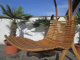 Innerhalb von wenigen minuten kann sie ohne lästiges, teueres, aufwendiges und unästhetisches betonfundament fest, sicher und einfach. Design Hangeliege Navassa Mit Gestell Aus Holz Larche Komplett Mit Hangeliege Und Dach As Gartentraum At