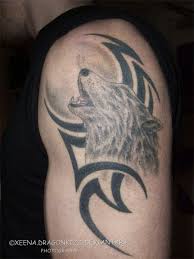 Wolf Howling On On Shoulder Down Arm Tribal Wolf Tattoo Wolf And Moon Tattoo Wolf Tattoos