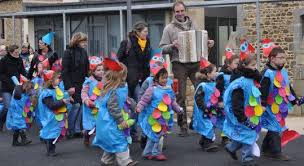 Il y a 7 produits. Costume Recyclage Nature Le Telegramme Plelo Ecole Sainte Anne Carnaval Sur Le Theme Carnaval Costume Carnaval Theme De La Mer