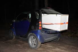Der fahrer hilft beim beladen. Kantonspolizei St Gallen On Twitter Wer Hatte Gedacht Dass Man In Einem Smart Einen Kleiderschrank Transportieren Kann Unsere Polizisten Zogen Diesen Jungen Herrn Letzte Nacht Auf Dem Ricken Aus Dem Verkehr Die Weiterfahrt