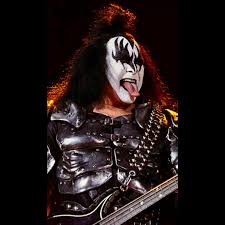 Gene Simmons (sinh ngày 25 tháng 8 năm 1949) còn được biết đến với biệt  danh "The Demon" là một nhạc sĩ người Mỹ sinh ra ở Israel. Ông là bassist và