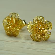 Bahkan, ada yang berbahan seperti boneka, atau lebih dikenal dengan anting pompom atau anting lucu. Anting Bunga Kendari Siola