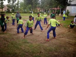 Bagaimana sejarah dan cara bermain permainan tradisional ular naga permainan tradisional dictio community. Permainan Rakyat Sintang Cak Asin Permainan Tradisional Dari Sintang Bujangadau