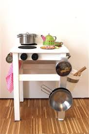 Spielkuche Aus Altem Hocker Bauklotzen Und Korkuntersetzern Diy Play Kitchen Diy Kids Toys Ikea Toy Kitchen