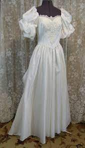 White Wedding Gown 1980 S Size 9 By Foundnfanciedbride On Etsy 1980s Wedding Dress White Wedding Gowns Wedding Gowns Vintage