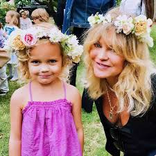 Gorgeous photo of Goldie Hawn, her daughter Kate Hudson, and her granddaughter, Rani Rose 🌹💖 Three generations! 💖💖💖