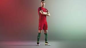 Quant au nouveau maillot extérieur de foot portugal 2016 pour l'euro, il est bleu turquoise ! Les Maillots Du Portugal Pour L Euro 2016 Par Nike