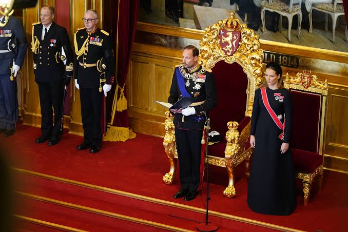 King Haakon VIII pledges an oath of allegiance to Norway's constitution as  his father lies in state | The Hill