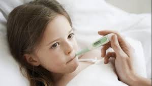 Demam bukan hanya bisa diredakan dengan obat seperti paracetamol atau ibuprofen. Saat Si Kecil Demam Ini Yang Baiknya Dilakukan Orang Tua
