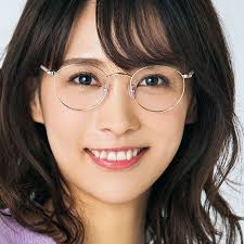 スタイリストさん教えて 離れ目さんはどんなメガネを選べばいいの baila 離れ目 ポートレート写真 顔