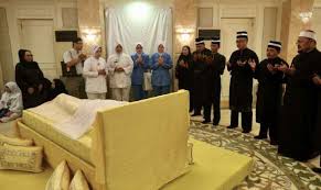 Bekas menteri besar perak, tan sri tajol rosli ghazali dan tan sri ramli ngah talib, barisan exco kerajaan negeri, ahli parlimen dan ahli dewan undangan negeri (adun), serta rakyat jelata memberikan penghormatan terakhir kepada almarhumah raja puan besar perak, raja nor mahani. Raja Puan Besar Perak Mangkat