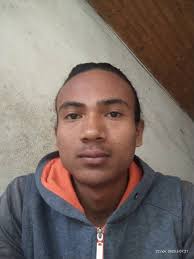 Misy feo, Misy feo mandona ny fanahy Nandoatra ny ambompo, Mifohaza rah  lehilahy, Alaoviro zany monkondo(ha) Fa misandratra ny andro Velon_tena ka  ts maintsy, Na inona manjo, Na orana,na zavona,herika,fanala Na rofy