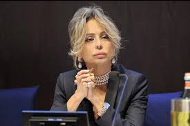 Milano casa è un'agenzia immobiliare specializzata nelle gestioni patrimoniali a milano e provincia. Marina Berlusconi Positiva Al Covid Sta Bene E Lavora Da Casa Ilgiornale It
