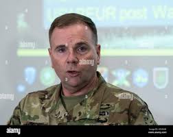 Osterholz-Scharmbeck, Deutschland. 13. Dezember 2016. Generalleutnant Peter  Bohrer (l), stellvertretender Chef des Stabes der Bundeswehr  Joint-Support-Service; und Generalleutnant Ben Hodges, Kommandierender  general der US Army in Europa, spricht über ...