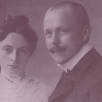 Porträtt av Theodor och Hulda Andersson. Paret var bosatta i Linköping från  år 1924 i och med Theodors anställning vid CVM i Malmslätt. Hulda arbetade  som hemsömmerska.