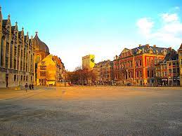 Walloons traditionally also speak regional romance languages, all from the langues d'oïl group. Uberraschender Tagesausflug Nach Luttich Weltenkundler