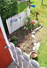 White Fence And Some Of Stones As Edging Can Create An Eye Catching Mini Garden Kinder Garten Gartengestaltung Ideen Garten