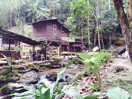 Bali merupakan gudangnya air terjun menawan. Kemensah Chalet Waterfall