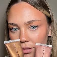 Amazon.com: Kevyn Aucoin Glass Glow Face, Solar Quartz: Multi-purpose  universal dewy highlighter for face and body. Creates glowing  youthful-looking hydrated skin with a glassy complexion. Makeup artist go  to. : Beauty &