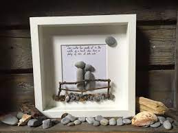 pebble art couple frame love bench by moonlightgiftsshop on etsy etsy handgemaakt lijst