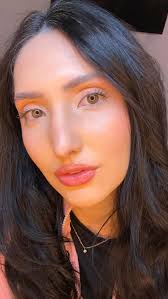 COMO TER LÁBIOS MAIORES SEM PREENCHIMENTO? 👄, Oie, hoje eu vou te ensinar  a como deixar seus lábios parecendo maiores apenas usando maquiagem.,  Escolha um lápis para contornar sua boca e um batom, lip ...