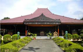 Bangunan ini juga memiliki bagian atap dan pintu yang berbeda dibanding rumah joglo yang lain. Rumah Adat Jawa Timur Arsitektur Bangunan Tradisional Joglo Situbondo