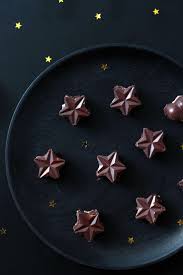 Chocolats Maison Au Coeur Lait Noisettes Facon Shoko Bons Homemade Christmas Hazelnut Chocolate The Happy Cooking F Chocolat Maison Lait De Noisette Chocolat