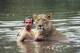 He's married to voice actress monica richardson. A Historia De Kevin Richardson O Encantador De Leoes Topbiologia Com