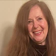 Женщина уходила по частям... Сначала она высыпала свой бисерный смех в  круглую жестяную баночку из-под кинопленки и выслала почтой на деревню  дедушке. Потом сгребла в охапку душистые разноцветные сны и подарила одному