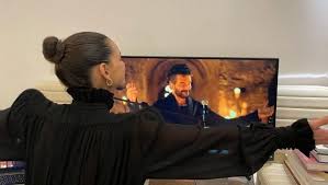 Hoy se emitirá hecho a la antigua a las 19 horas por canal 7, donde ricardo arjona brindará una presentación iluminado por miles de velas. 8mv D4qucjbmm