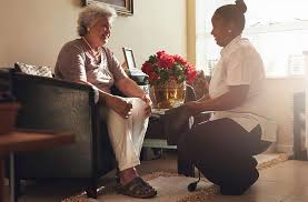 Le service de portage de repas contribue au maintien à domicile des seniors et joue un vrai rôle d'autres structures existent comme les sociétés d'aide à domicile ou les organismes de service à la. Vie A Domicile Un Senior Sur Cinq A Besoin D Une Aide A Domicile Bonjoursenior Fr