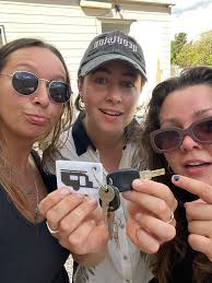 Lost keys with silver mimco key ring?