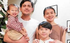 In 2004, she auditioned for the second season of starstruck where she ended up as first princess. As2mnwkp7okitm